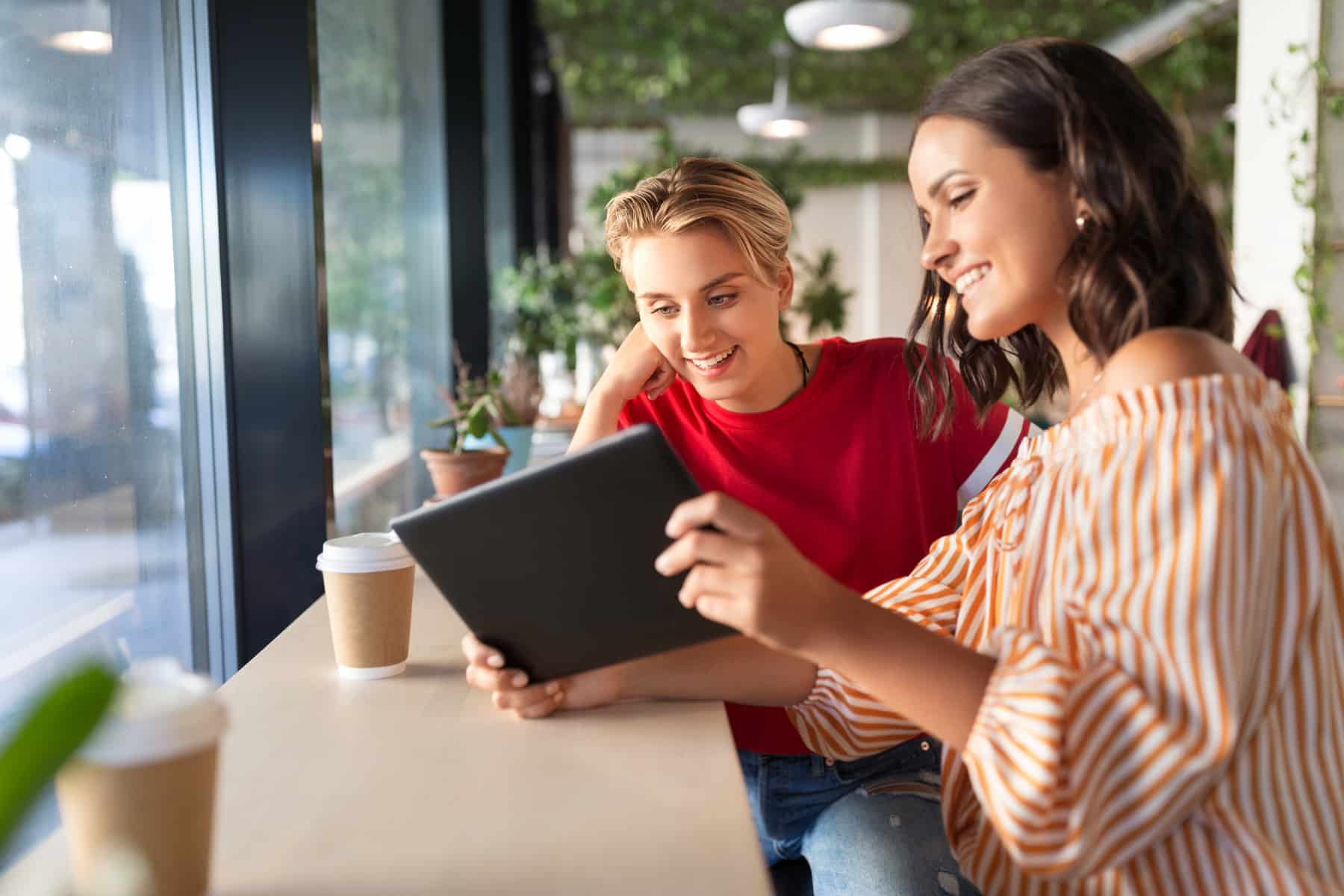 Ammattilainen auttaa etsimään tietoa asukkaan kanssa yhdessä